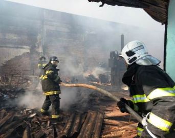 Bombeiros controlam incêndio em barracão de reciclagem