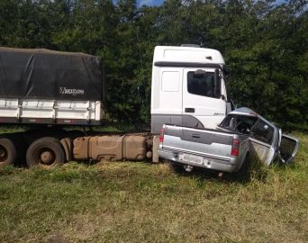 Casal morre em colisão entre caminhonete e caminhão na SP-255