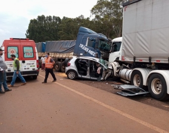 Carro é atingido por dois caminhões e motorista fica gravemente ferido 