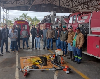 Bombeiros ministram treinamento sobre combate a incêndio em área rural