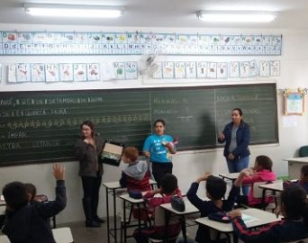 Alunos de pedagogia desenvolvem projeto que resgata brincadeiras antigas