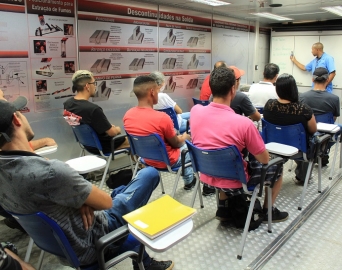 Curso de soldador é iniciado em escola móvel do SENAI instalada em Avaré