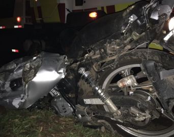 Caminhão derruba e arrasta moto na Rodovia João Mellão