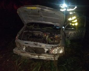 Motorista morre após carro que dirigia cair em açude na área rural