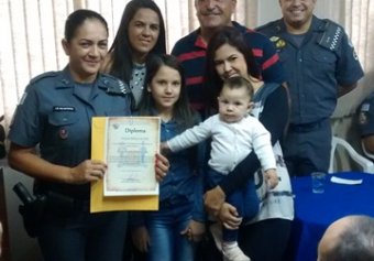 A Cabo Giovana foi agraciada como a Policial do Mês. Na foto ela aparece junto de seus familiares.