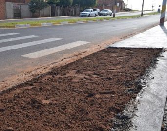 Prefeitura inicia construção de calçada na Avenida Tininho Negrão