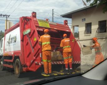 Mesmo com a terceirização, cidade vive o caos na coleta de lixo urbano