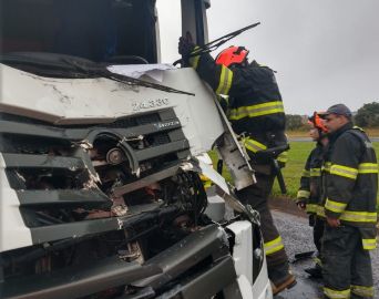 Motorista fica ferido após colisão traseira entre caminhões