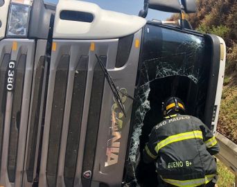 Caminhoneiro tem ferimentos graves após veículo tombar em rodovia