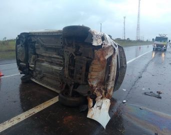 Motorista perde controle de carro e capota em rodovia de Águas de Santa Bárbara