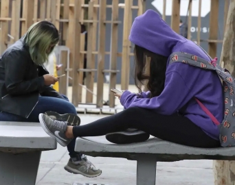 Celular em sala de aula: 86% dos brasileiros apoiam algum tipo de restrição no uso