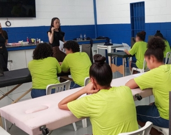 Jovens da Fundação CASA Cerqueira César aprendem design de sobrancelhas