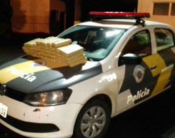 Homens são presos com carro roubado e 50 quilos de maconha