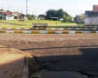 Descarte de latas de tinta em rio gera indignação