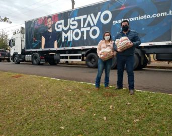 Cantor Gustavo Mioto doa 3 toneladas de alimentos para Avaré