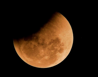 Eclipse parcial da Lua acontece nesta terça e poderá ser visto em todo o país