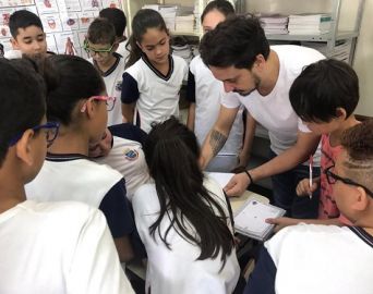 Artista plástico Edu Cardoso participa de atividade na Escola Dondoca