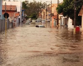 Chuva com vento inunda Rua Sergipe na tarde de Natal