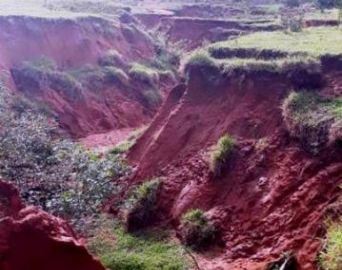 Erosão está destruindo grande área no bairro do Camargo