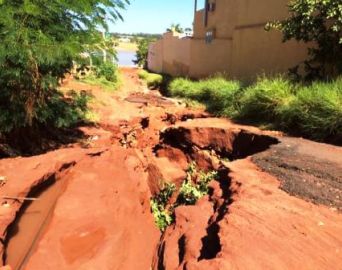 Erosão em rua na Ponta dos Cambarás ameaça casas