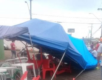 Carro bate em barracas após invadir feira em Avaré