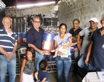 Rotary Avaré doa filtros de água a famílias carentes