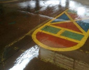 Telhado de escola vira cascata em dias de chuva