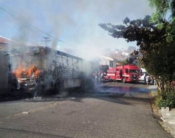 Ônibus pega fogo em Botucatu