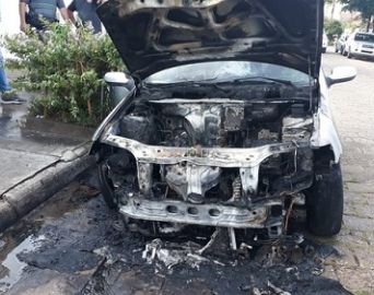 Carro pega fogo após manutenção em funilaria de Avaré