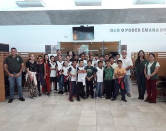 Alunos da Escola Elizabeth Freitas visitam instalações da Câmara