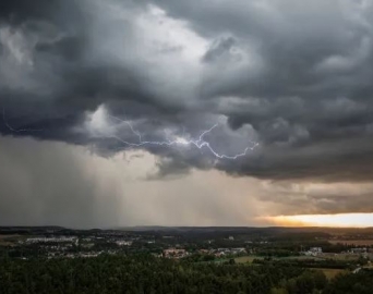 Frente fria pode trazer chuva, raios e rajadas de vento até domingo