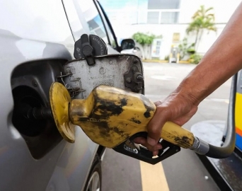 Redução no preço da gasolina para distribuidoras passa a valer nesta sexta