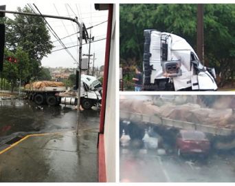 Acidente envolvendo caminhão para o trânsito em Avaré