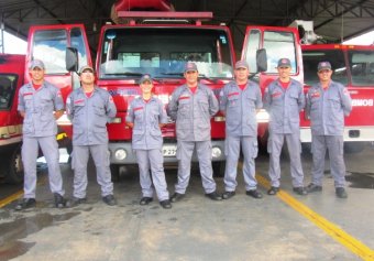 Thais junto à equipe Prontidão Azul do Posto de Bombeiros de Avaré