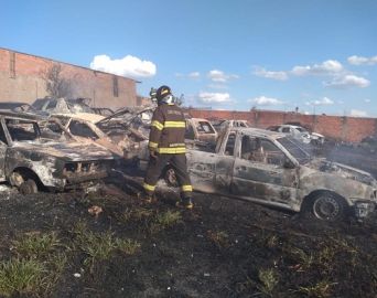 Incêndio deixa 51 veículos totalmente destruídos em Itaí