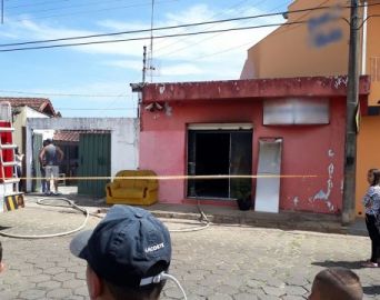 Incêndio atinge casa na Vila Martins II e deixa móveis destruídos