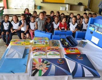 Prefeitura inicia entrega de kits escolares a alunos da rede municipal