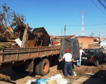 Limpa Bairro recolhe entulhos por toda a cidade