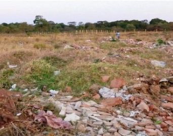 Campo de futebol vira lixão em Avaré