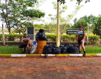 Ciclistas promovem limpeza na orla do Camping Municipal