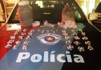 Ao todo foram apreendidos 470 gramas de maconha, dos quais a maior parte estava enterrada e foi farejada pelo cão Xandy do Canil da PM