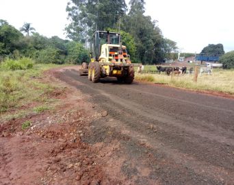 Prefeitura promove manutenção em estrada no Bairro Andrade e Silva