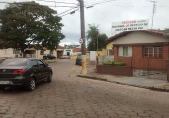 Veículo deixando a Rua Romeu Bretas na confluência com a Rua Antônio Ferreira Inocêncio. Motoristas agora podem acessar a Romeu Bretas sentido Bonsucesso.