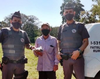 Polícia Militar distribui máscaras de proteção na zona rural