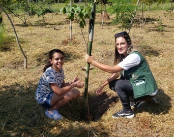 Alunos participam de plantio e visita técnica em ação do Dia Mundial da Água