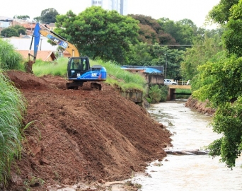 Ribeirão Lajeado passa por limpeza na região central da cidade