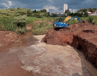 Prefeitura de Avaré promove limpeza no Ribeirão Lajeado para conter enchentes