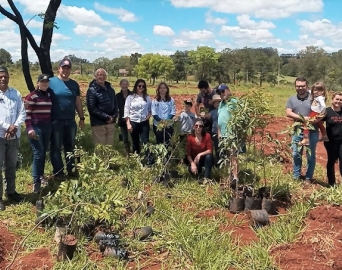 Moradores participam do plantio de mudas no bairro Avaré Golf Country