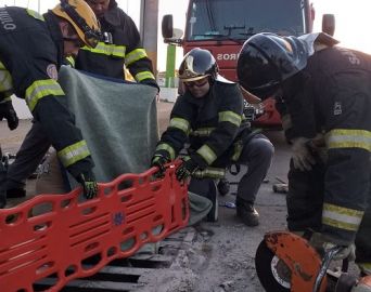 Mulher com perna presa em bueiro é salva pelos Bombeiros