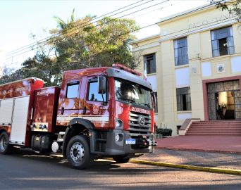 Caminhão adquirido pela Prefeitura reforça frota do Corpo de Bombeiros